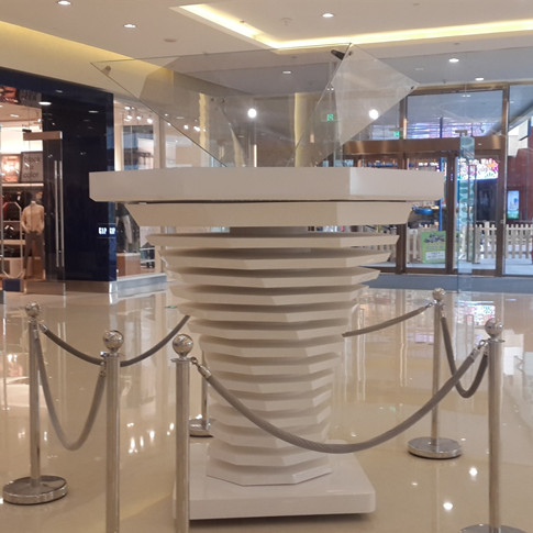 杭州银泰百货商场：2米直径倒立金字塔全息柜